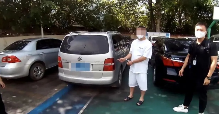出入各直播间骗钱,涉案3亿余元!这个团伙被重庆警方端了 出入各直播间骗钱,涉案3亿余元!这个团伙被重庆警方端了