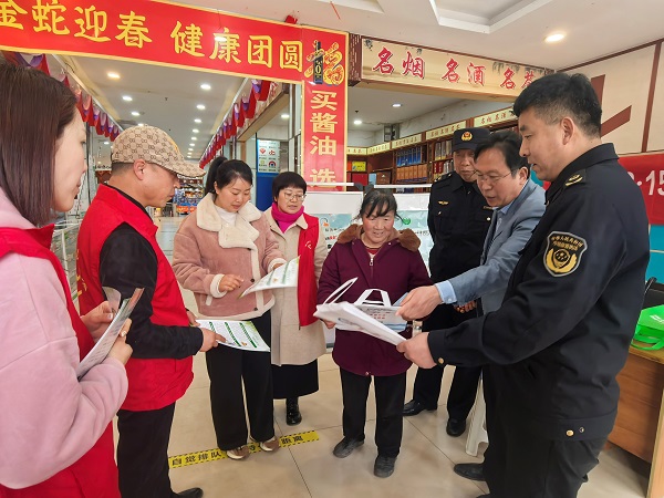 周至县市场监督管理局哑柏监管所积极开展 “3.15”消费者权益日系列宣传活动(图2) 周至县市场监督管理局哑柏监管所积极开展 “3.15”消费者权益日系列宣传活动(图2)